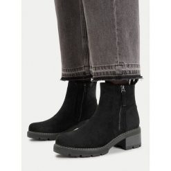 Botki JENNY. Czarne botki damskie Jenny, bez wzorów, bez obcasa, na słupku, bez zapięcia. Za 159.99 zł.