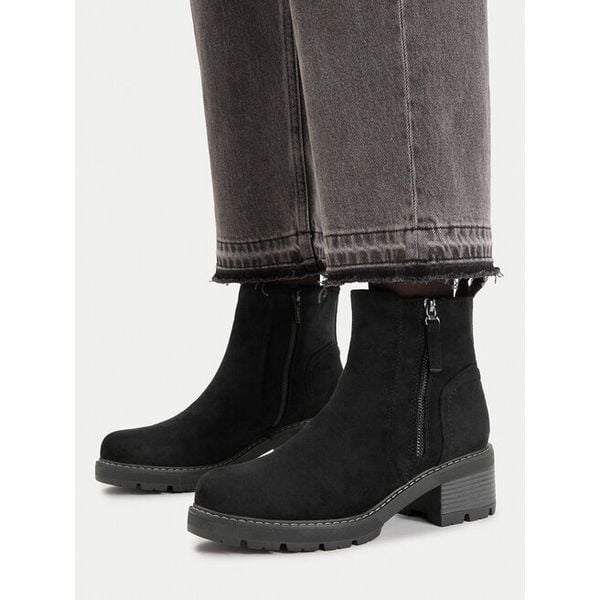 Botki JENNY. Czarne botki damskie Jenny, bez wzorów, bez obcasa, na słupku, bez zapięcia. Za 159.99 zł.