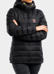 Kurtka puchowa damska Fjallraven Expedition Pack Down Hoodie. Czarne kurtki sportowe damskie Fjällräven, na zimę, s, bez wzorów, z materiału, bez ramiączek, bez kaptura, trekkingowe. Za 1,718.40 zł.