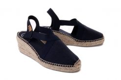 TONI PONS TER mari navy, sandały/espadryle damskie. Niebieskie sandały damskie TONI PONS, bez wzorów, bez obcasa, na koturnie, bez zapięcia. Za 199.92 zł.