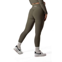 Damskie legginsy bezszwowe prążkowane z efektem scrunch – zielony szałwiowy. Zielone legginsy damskie AESTHETIC WOLF, bez wzorów, z dzianiny. Za 119.99 zł.