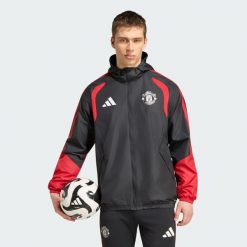 Kurtka Manchester United 26/27 Tiro All Weather. Czarne kurtki męskie Adidas, m, bez wzorów, z materiału, klasyczne, bez kaptura. Za 429.50 zł.