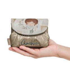 Portfel damski Anekke, z klapką ozdobiony charakterystycznym nadrukiem i metalowym logo wyposażony w kieszeń na monety, złoty, 42809-016. Żółte portfele damskie Anekke. Za 129.00 zł.