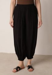 Czarne Baloniaste Spodnie z Wysokim Stanem w Stylu Casual Lilanya. Czarne spodnie materiałowe damskie Born2be, na lato, bez wzorów, z jeansu, biznesowe, z podwyższonym stanem, krótkie. Za 89.99 zł.