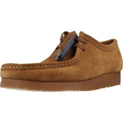 Buty CLARKS WALLABEE Brązowy. Brązowe buty zimowe męskie Clarks, bez wzorów, ze skóry, bez obcasa, bez zapięcia. Za 558.99 zł.