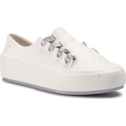 Półbuty MELISSA - Ulitsa Sneaker Splash 32606 White/Silver 52981. Białe półbuty damskie Melissa, bez wzorów, z tworzywa sztucznego, bez obcasa, bez zapięcia. W wyprzedaży za 209.00 zł.