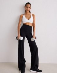Damskie legginsy z prostą nogawką, wysoki stan, squat proof Sense czarne. Czarne legginsy damskie Aim'n, bez wzorów, z elastanu. Za 339.00 zł.