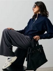 Bluza half-zip z wiskozą - granatowy. Niebieskie bluzy damskie Sinsay, l, bez wzorów, z wiskozy, sportowe, bez ramiączek, bez kaptura. Za 59.99 zł.