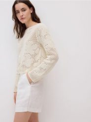 Sweter z ażurowym wzorem - kremowy. Białe swetry nierozpinane damskie Reserved, l, w ażurowe wzory, z bawełny, bez kołnierzyka, bez ramiączek. W wyprzedaży za 79.99 zł.