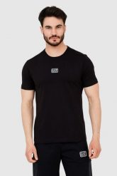EA7 Czarny t-shirt męski z naszywką z logo. Czarne t-shirty męskie EA7 Emporio Armani, m, z aplikacjami, bez kołnierzyka, bez ramiączek. W wyprzedaży za 199.99 zł.