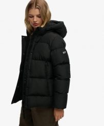 Superdry Kurtka puchowa średniej długości z kapturem, ocieplana, czarna. Czarne kurtki męskie Superdry, bez wzorów, z materiału, z kapturem. Za 674.85 zł.