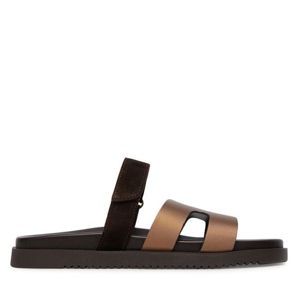 Klapki Steve Madden. Brązowe klapki damskie Steve Madden, bez wzorów, bez obcasa, bez zapięcia. Za 407.99 zł.