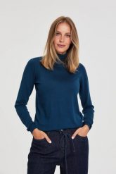 Sweter z golfem zielony. Zielone swetry nierozpinane damskie MOODO, l, bez wzorów, z poliamidu, bez kołnierzyka, bez ramiączek. Za 99.99 zł.