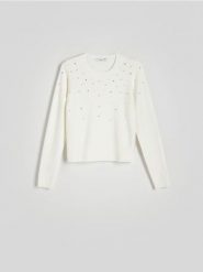 Sweter z aplikacją - kremowy. Białe swetry nierozpinane damskie Reserved, l, z aplikacjami, z dzianiny, bez kołnierzyka, bez ramiączek. W wyprzedaży za 49.99 zł.