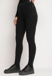 Czarne Dopasowane Jeansy z Bawełną i Wysokim Stanem Valrievia. Czarne jeansy damskie Born2be, z aplikacjami, z bawełny, eleganckie, z podwyższonym stanem. Za 49.99 zł.