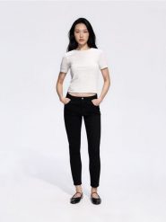 Jeansy slim fit - czarny. Czarne jeansy damskie Reserved, bez wzorów, z bawełny. Za 99.99 zł.