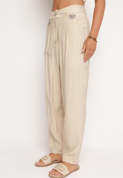 Beżowe Spodnie Paper Bag z Wysokim Stanem i Cyrkoniami Uzilina. Brązowe spodnie materiałowe damskie Born2be, z aplikacjami, z jeansu, eleganckie, z podwyższonym stanem. Za 109.99 zł.