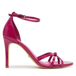 Sandały Guess. Czerwone sandały damskie Guess, z aplikacjami, bez obcasa, na szpilce, bez zapięcia. Za 539.99 zł.