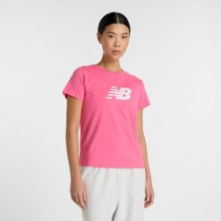 Koszulka damska New Balance WT43582DAB – różowa. Czerwone koszulki sportowe damskie New Balance, l, bez wzorów, z materiału, bez ramiączek. Za 119.99 zł.