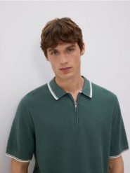 Strukturalny sweter polo - zielony. Zielone swetry męskie Reserved, l, bez wzorów, z bawełny, bez kołnierzyka, bez ramiączek. Za 119.99 zł.