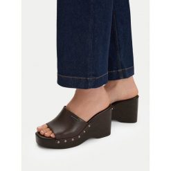 Klapki G-Star. Brązowe klapki damskie G-Star, bez wzorów, retro, bez obcasa, bez zapięcia. Za 179.99 zł.