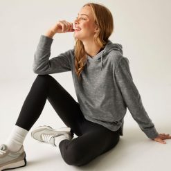 Bluza damska z kapturem Mayse. Szare bluzy damskie Regatta, bez wzorów, z bawełny, sportowe, bez ramiączek, z kapturem. Za 176.50 zł.