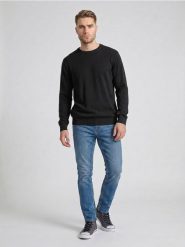 Bawełniany sweter basic - czarny. Czarne swetry męskie Sinsay, l, bez wzorów, z bawełny, bez kołnierzyka, bez ramiączek. Za 39.99 zł.