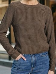 Basic sweter z długimi rękawami - brązowy. Brązowe swetry nierozpinane damskie Sinsay, l, bez wzorów, bez kołnierzyka, bez ramiączek. Za 39.99 zł.