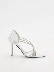 Sandały z ozdobnymi paskami - srebrny. Szare sandały damskie Reserved, bez wzorów, ze skóry, bez obcasa, na obcasie, bez zapięcia. W wyprzedaży za 69.99 zł.