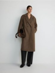 Płaszcz oversize z dodatkiem wełny - brązowy. Brązowe płaszcze damskie Reserved, l, bez wzorów, z tkaniny, bez kołnierzyka, bez kaptura. W wyprzedaży za 259.99 zł.