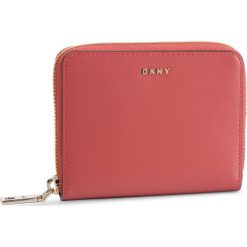 Duży Portfel Damski DKNY - Commuter Md Tote R8313656 Dp Blush D81. Czerwone portfele damskie DKNY, ze skóry. W wyprzedaży za 289.00 zł.
