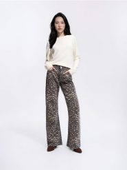 Jeansy flare w zwierzęcy wzór - brązowy. Brązowe jeansy damskie Reserved, bez wzorów, z bawełny. Za 159.99 zł.