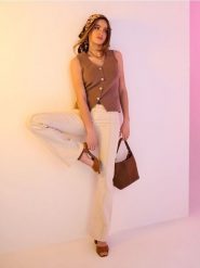 Jeansy bootcut flare ze średnim stanem i ozdobnym przeszyciem - kremowy. Białe jeansy damskie Sinsay, bez wzorów, z jeansu. Za 69.99 zł.