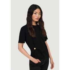 Koszulka crop top Kobieta ONLY Onlelena S/S Detail T-Sud Jrs. Czarne bluzki damskie ONLY, s, bez wzorów, z materiału, bez kołnierzyka, bez ramiączek. Za 130.75 zł.