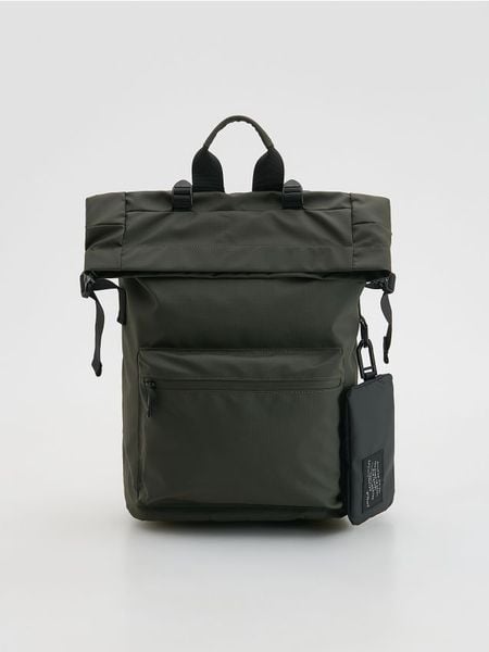 Plecak z rolowanym zapięciem - jasny zielony. Zielone plecaki męskie Reserved, bez wzorów. W wyprzedaży za 99.99 zł.