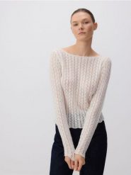 Ażurowy sweter - kremowy. Białe swetry nierozpinane damskie Reserved, l, w ażurowe wzory, z dzianiny, bez kołnierzyka, bez ramiączek. W wyprzedaży za 69.99 zł.