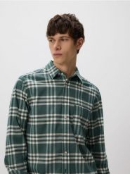 Koszula regular fit w kratę - ciemnozielony. Zielone koszule męskie Reserved, l, bez wzorów, z tkaniny, bez kołnierzyka, bez ramiączek. Za 139.99 zł.