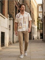 Wiskozowa koszula z abstrakcyjnym wzorem - kremowy. Białe koszule męskie Sinsay, l, bez wzorów, z wiskozy, bez kołnierzyka, bez ramiączek. Za 39.99 zł.