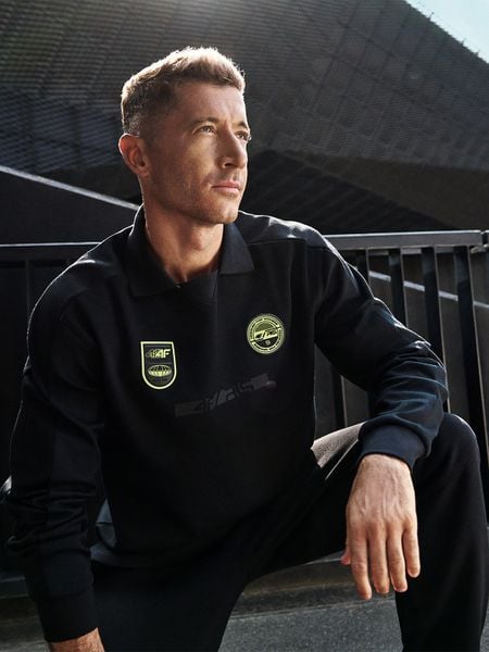 4F Longsleeve polo męski 4F x Robert Lewandowski - czarny M. Czarne koszulki sportowe męskie 4F, m, bez wzorów, z dzianiny, bez ramiączek. Za 159.99 zł.