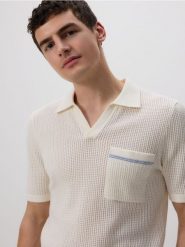 Ażurowy sweter polo - złamana biel. Swetry męskie Reserved, l, w ażurowe wzory, z bawełny, bez kołnierzyka, bez ramiączek. Za 99.99 zł.