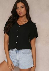 Czarna Koszula z Krótkim Rękawem i Koronką przy Ramionach Bettia. Czarne koszule damskie Renee, l, z aplikacjami, z koronki, bez kołnierzyka, bez ramiączek. Za 44.99 zł.