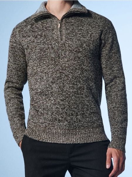 Ocieplany melanżowy sweter z wysokim kołnierzem - brązowy. Brązowe swetry męskie Sinsay, l, bez wzorów, bez kołnierzyka, bez ramiączek. Za 79.99 zł.