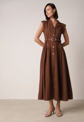 Brązowa Koszulowa Sukienka Bez Rękawów Ozdobiona Paskiem z Klamrą Phalixia. Brązowe sukienki damskie Born2be, na co dzień, m, z aplikacjami, eleganckie, bez kołnierzyka, bez ramiączek, maxi, koszulowe. Za 169.99 zł.