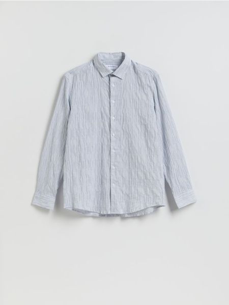 Strukturalna koszula regular fit - jasnoniebieski. Niebieskie koszule męskie Reserved, l, bez wzorów, z bawełny, bez kołnierzyka, bez ramiączek. W wyprzedaży za 65.99 zł.