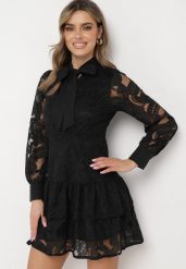 Czarna Sukienka w Stylu Boho z Koronkowej Tkaniny Wiązana Przy Szyi Asavie. Czarne sukienki damskie Born2be, na imprezę, s, bez wzorów, z koronki, boho, bez kołnierzyka, bez ramiączek, mini, rozkloszowane. Za 89.99 zł.