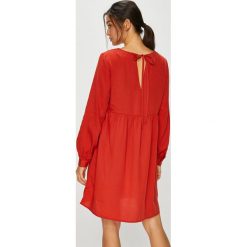 Vero Moda - Sukienka Viga. Czerwone sukienki damskie Vero Moda, na co dzień, m, bez wzorów, z lyocellu, casualowe, bez kołnierzyka, bez ramiączek, maxi, proste. W wyprzedaży za 99.90 zł.
