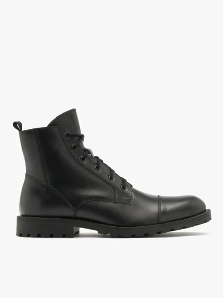 Czarne trzewiki z ozdobnymi przeszyciami. Czarne botki męskie Ryłko, bez wzorów, ze skóry, bez obcasa, bez zapięcia. Za 479.99 zł.