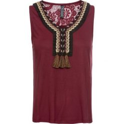 T-shirt z koronką i frędzlami bonprix czerwony rubinowy. Czerwone t-shirty damskie bonprix, bez wzorów, z koronki, bez kołnierzyka, bez ramiączek. Za 27.99 zł.