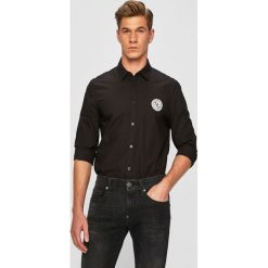 Guess Jeans - Koszula. Białe koszule męskie Guess Jeans, l, z aplikacjami, z bawełny, casualowe, bez kołnierzyka, bez ramiączek. W wyprzedaży za 159.90 zł.