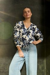 Bluza w kwiaty z dekoltem biała. Białe bluzy damskie MOODO, l, bez wzorów, z bawełny, bez ramiączek, bez kaptura. Za 119.99 zł.